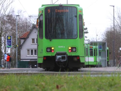 Ein TW 6000 der Linie 9 Richtung Empelde an der Endhaltestelle Fasanenkrug.