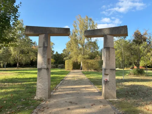 Blick auf einen Friedhof.