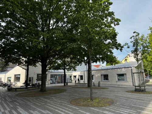 Auf dem Bild ist das Stadtteilzentrum Stöcken zu sehen