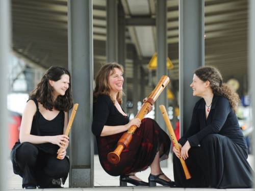 Drei Musikerinnen mit Holzblasinstrumenten