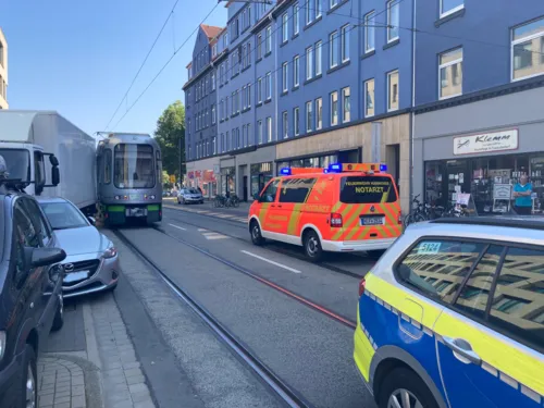 Unfall zwischen einer Stadtbahn und einem Auto.