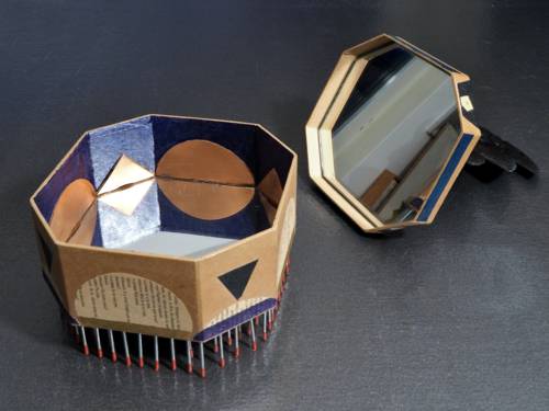 Werk von Jürgen Friede: Zweiteiliges Objekt mit daneben liegendem Deckel. In beiden Hälften ist jeweils ein Spiegel.