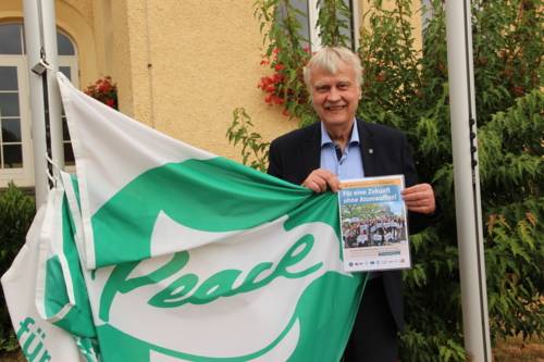 Oberbürgermeister Karsten Schütze fordert zur Teilnahme an der Fahnenaktion am 8. Juli 2025 vor dem Markkleeberger Rathaus auf