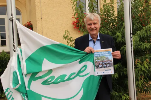 Oberbürgermeister Karsten Schütze fordert zur Teilnahme an der Fahnenaktion am 8. Juli 2025 vor dem Markkleeberger Rathaus auf