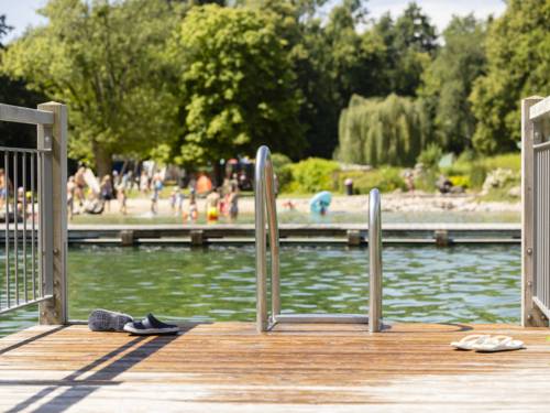 Schwimmbereich, im Vordergrund Holzplanken und eine Einstiegsleiter