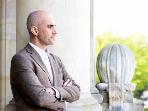 Mann schaut nach rechts in die Natur