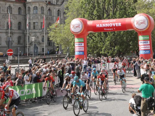 Start der Deutschland Tour vor dem Neuen Rathaus 2019