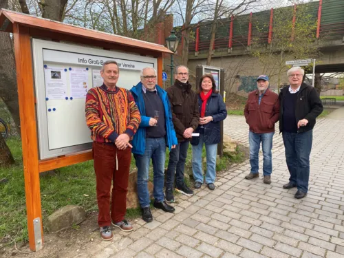 Die Mitglieder des Pinkenburger Kreises und der stellv. Bezirksbürgermeister stehen vor dem neuen Schaukasten.
