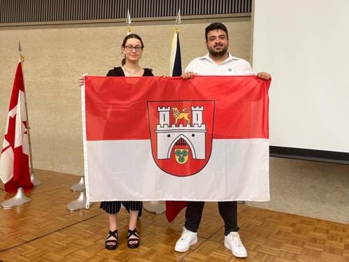 Zwei Personen mit einer Hannover-Flagge.