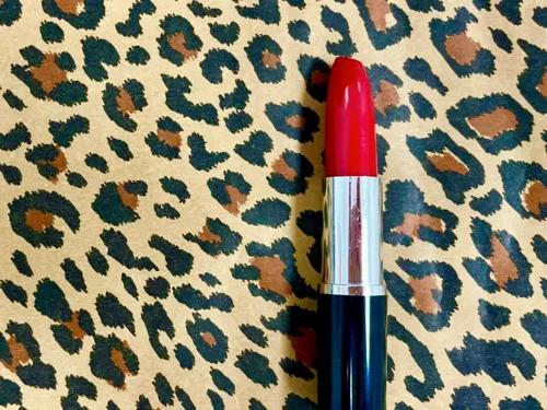Roter Lippenstift auf einem Stück Stoff mit Tigermuster