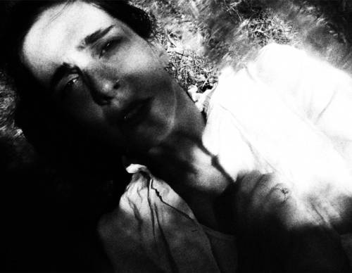 Unscharfes Bild von Kopf und Oberkörper einer auf dem Rücken liegenden Frau.