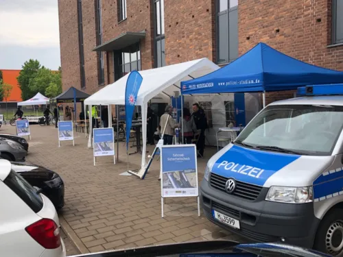 Präventionswoche Polizeiautos und Pavelions