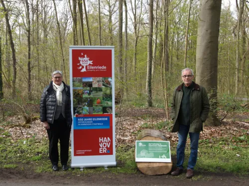 Stadtr&auml;tin und Wirtschafts- und Umweltdezernentin Sabine Tegtmeyer-Dette und Eilenriedebeirats-Vorsitzender Gerd Garnatz berichten beim Pressetermin vor Ort &uuml;ber die vielf&auml;ltigen geplanten Aktivit&auml;ten im Jubil&auml;umsjahr.