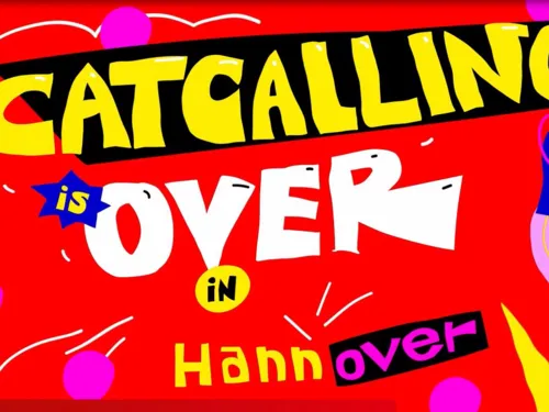 Szene aus einem Video. Sichtbar ist der bunte Schriftzug "Catcalling is over in Hannover".