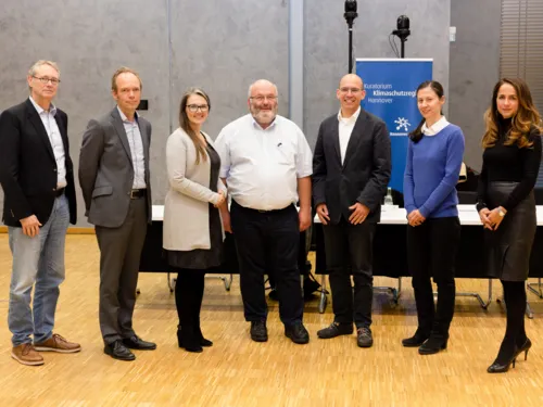 Gruppenbild in einem Sitzungsraum.