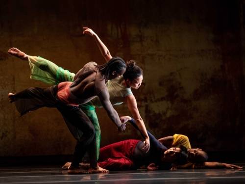 Zwei Tänzer und zwei Tänzerinnen