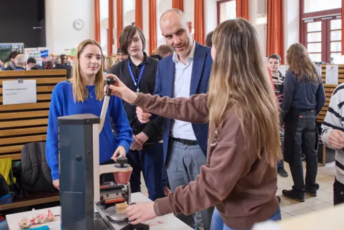 Messe der nachhaltigen Schülerfirmen in der IGS Südstadt. Oberbürgermeister Belit Onay am Stand im Gespräch mit Schülerinnen.