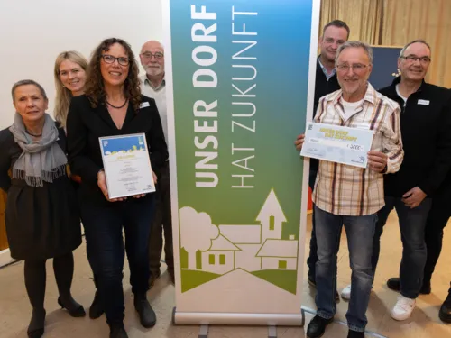 Sieben fröhliche Menschen aus Höver, des Gewinnerdorfes vom Wettbewerb "Unser Dorf hat Zukunft".