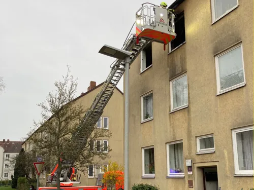 Schwarzer Brandrauch kommt aus einem Fenster