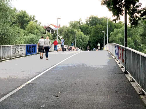 Menschen auf einer Brücke.