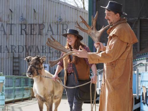 Tierpfleger mit Rentier