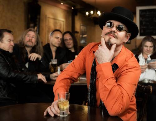 Sechs Männer in einer Kneipe