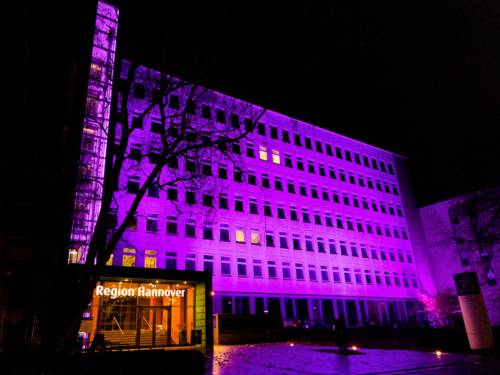 Gebäude der Region Hannover, Hildesheimer Str. 20, violett angestrahlt.