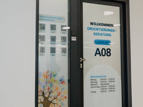 Tür, auf der steht: Orientierungsberatungsstelle