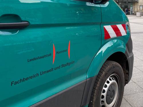 Eine Autotür auf der steht "Landeshauptstadt Hannover Fachbereich Umwelt und Stadtgrün".