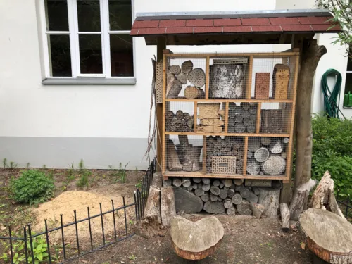Verschiedene Nisthilfen für Wildbienen.