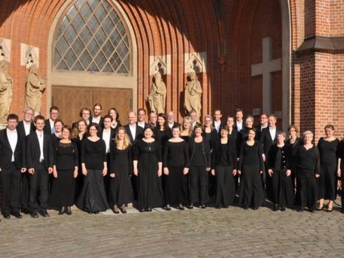 Gruppenbild vor dem Portal eines historischen Gebäudes