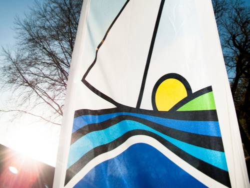 Beachflag mit Logo des Naturparks Steinhuder Meer