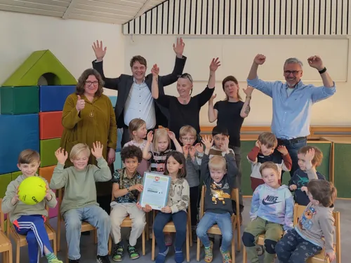 Eine Gruppe von Erwachsenen und Kindern.