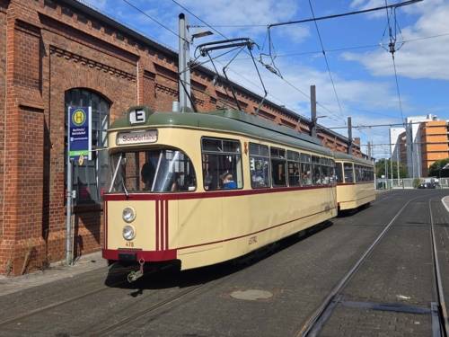 Historische Straßenbahn hält am Bahnhof Buchholz.