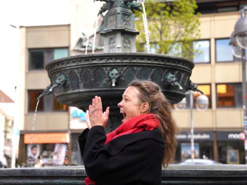 Eröffnung der diesjährigen Brunnensaison mit Kulturdezernentin Eva Bender am Hase-Brunnen.