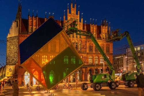 Das Stadtbild Hannover mit dem Alten Rathaus und der Marktkirche im Hintergrund und einer Kunst Installation im Vordergrund.