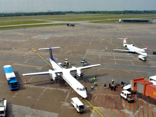 Verkehrsflugzeuge werden an einem Flughafen abgefertigt.