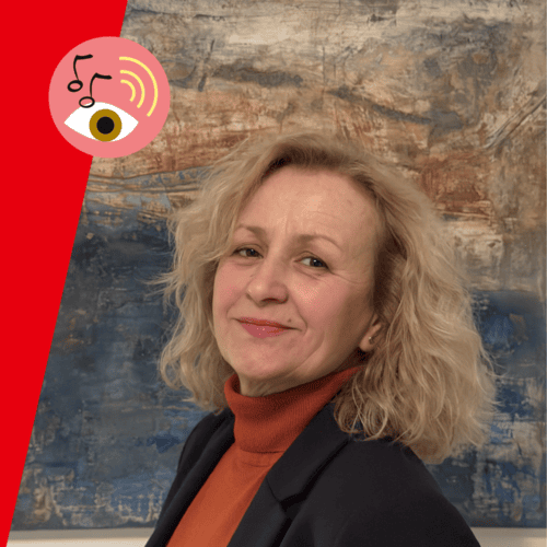 Amna Philippi vor ihrem Werk