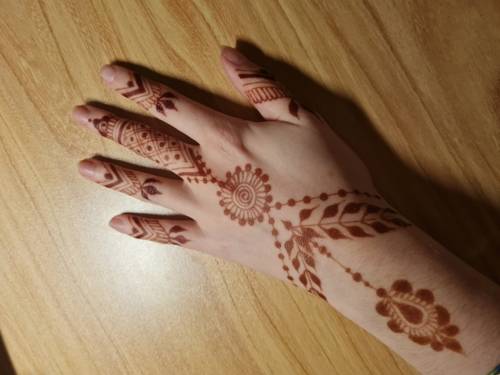 Eine Hand mit Hennamuster.