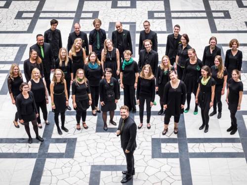 Menschengruppe von oben aufgenommen.