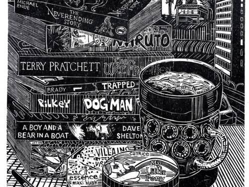 Zu sehen ist ein kontrastreicher Holzschnitt von Gabriela Jolowicz: Im Hintergrund stapeln sich populäre Bücher und Mangas, davor sind weitere Gegenstände angesammelt.