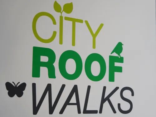 Ein Logo, in dem "City Roof Walk" steht.