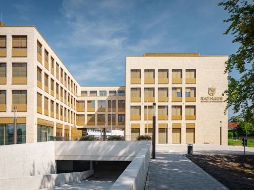 Das neue Rathaus in Neustadt am Rübenberge - ein beiger Neubau.