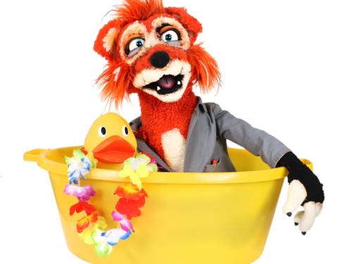 Fuchspuppe mit einem Quietscheentchen in einer Badewanne