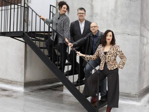 Die zwei Sängerinnen und zwei Sänger des Ensembles.