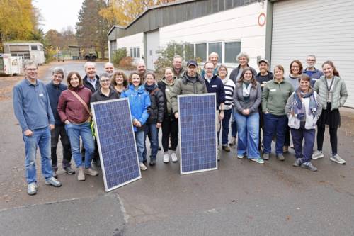 Eine Gruppe mit selbstgebauten Solarmodulen.
