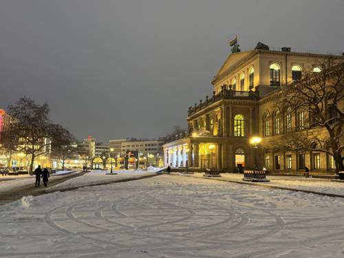 Schnee auf dem Opernplatz