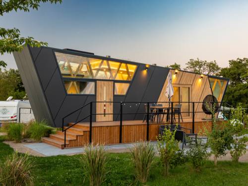 Fertighaus auf einem Campingplatz