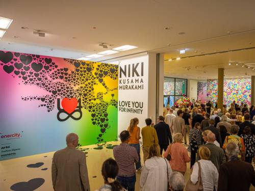 Eine Menschengruppe im Sprengel Museum Hannover