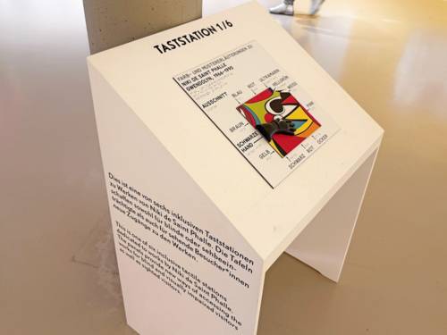 Eine Taststation zu Werken von Niki de Saint Phalle.